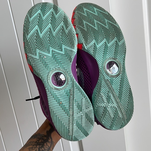 Kyrie Irving 1  'Easter' Edition - Picture 11 of 16